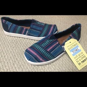 Toms youth size 4